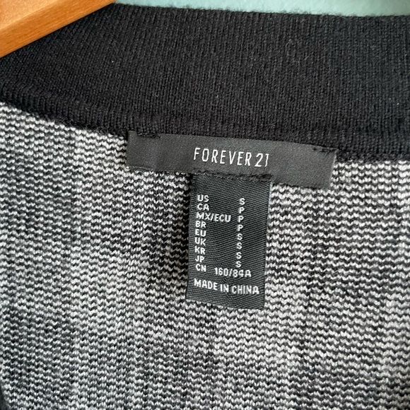 Cropped Cardigan with vintage button - Picture 4 of 11